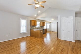 305 Occidental Dr in Holly Springs, NC - Foto de edificio - Building Photo