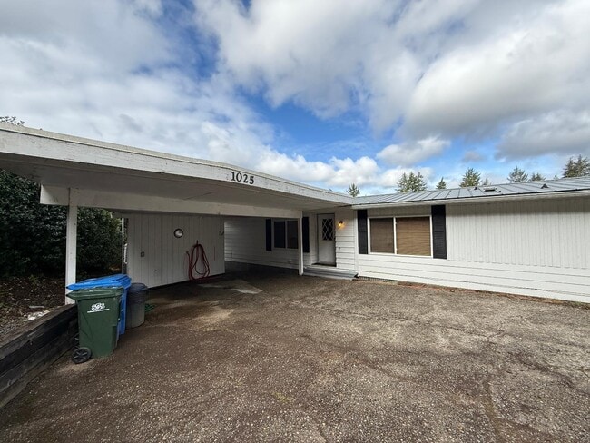 1025 Scott Terrace in Reedsport, OR - Building Photo - Building Photo