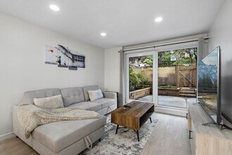 360 E 2nd St in North Vancouver, BC - Building Photo - Building Photo