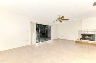 979 Sunridge Dr in Sarasota, FL - Foto de edificio - Building Photo