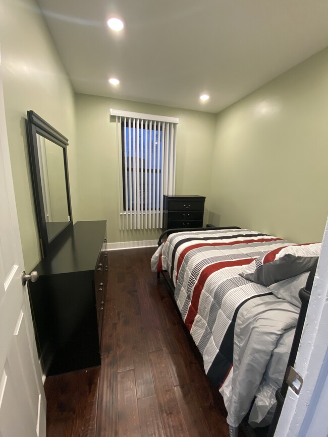 542 Van Siclen Ave, Unit 2R