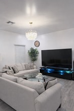 8192 N 22nd Dr in Phoenix, AZ - Foto de edificio - Building Photo