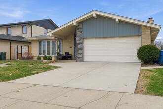 9728 S Tripp Ave in Oak Lawn, IL - Building Photo - Building Photo