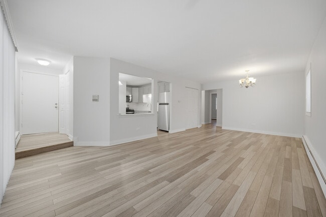 2556 Waterbury Dr in Woodridge, IL - Building Photo - Building Photo