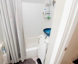 1626 De Sales Ln, Unit Unit B in Cincinnati, OH - Building Photo - Building Photo