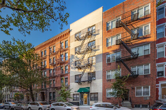 330 E 77th St in New York, NY - Building Photo - Building Photo