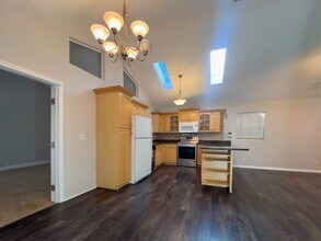 15424 Camarillo St in Los Angeles, CA - Building Photo - Building Photo