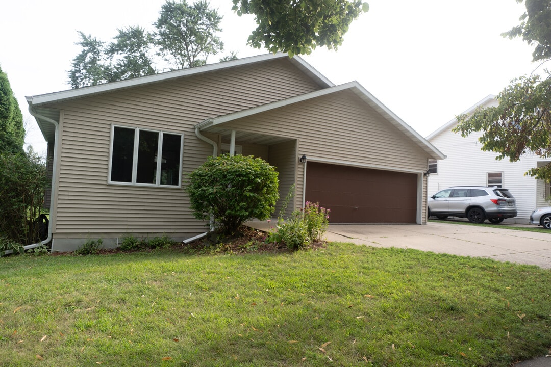 4005 Winnemac Ave in Madison, WI - Building Photo