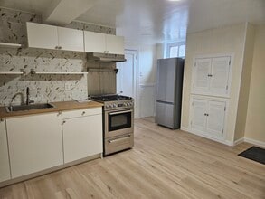 8718 31st Ave, Unit 1BR BASEMENT w/Utilities in East Elmhurst, NY - Foto de edificio - Building Photo