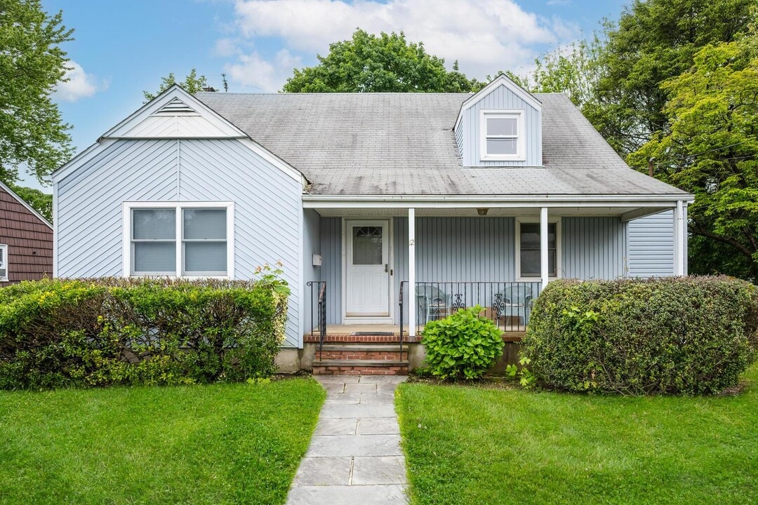 12 Ann St in Glen Cove, NY - Building Photo