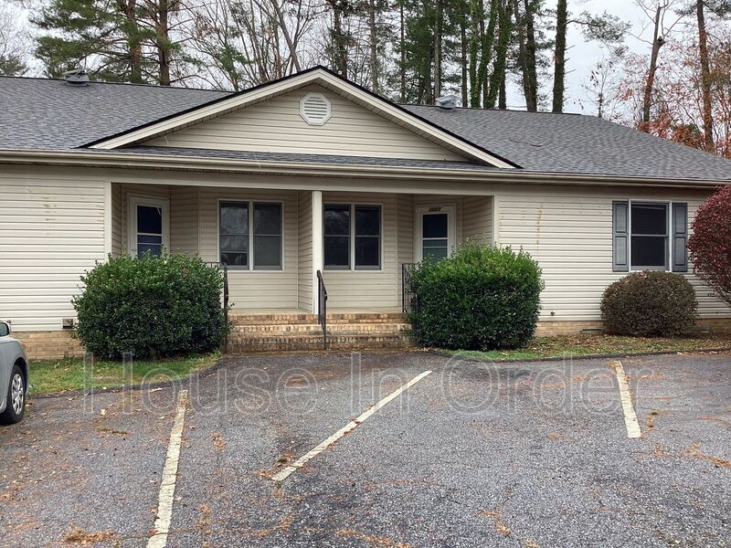 1009 Temon St in Hendersonville, NC - Building Photo