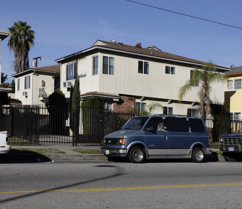 6949 Fulton Ave in North Hollywood, CA - Building Photo