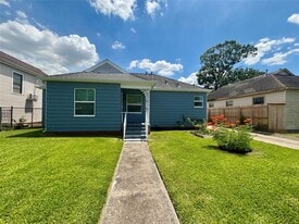 7402 Japonica St in Houston, TX - Building Photo