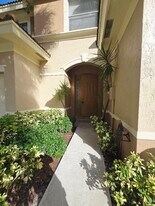 329 River Bluff Ln in Royal Palm Beach, FL - Building Photo