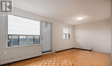 573 N Service Rd in Mississauga, ON - Building Photo - Building Photo