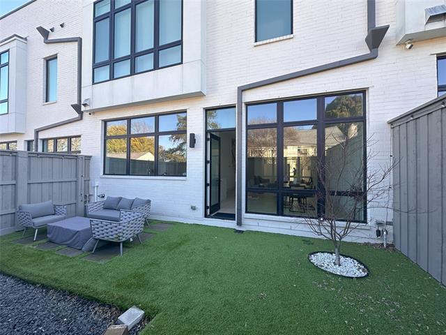 property at 610 N Oak Cliff Blvd