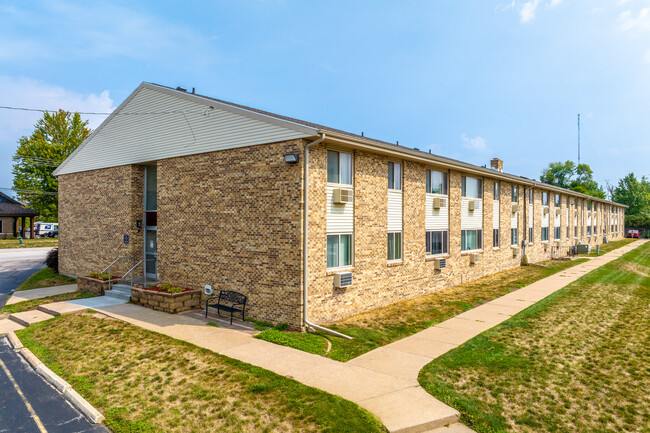 Wildwood Pool Apartments in Cedar Rapids, IA - Building Photo - Building Photo