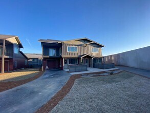 198 SW Maricopa Dr in Bend, OR - Building Photo - Building Photo