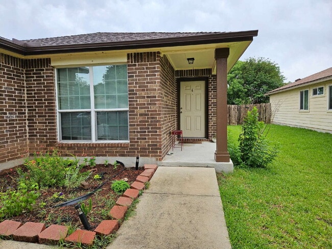 1608 Monte Vista Dr in Lockhart, TX - Building Photo - Building Photo