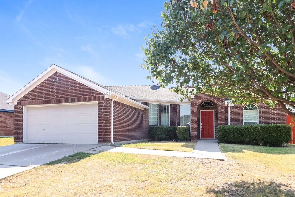 1206 Beacon Hill Dr in Midlothian, TX - Building Photo