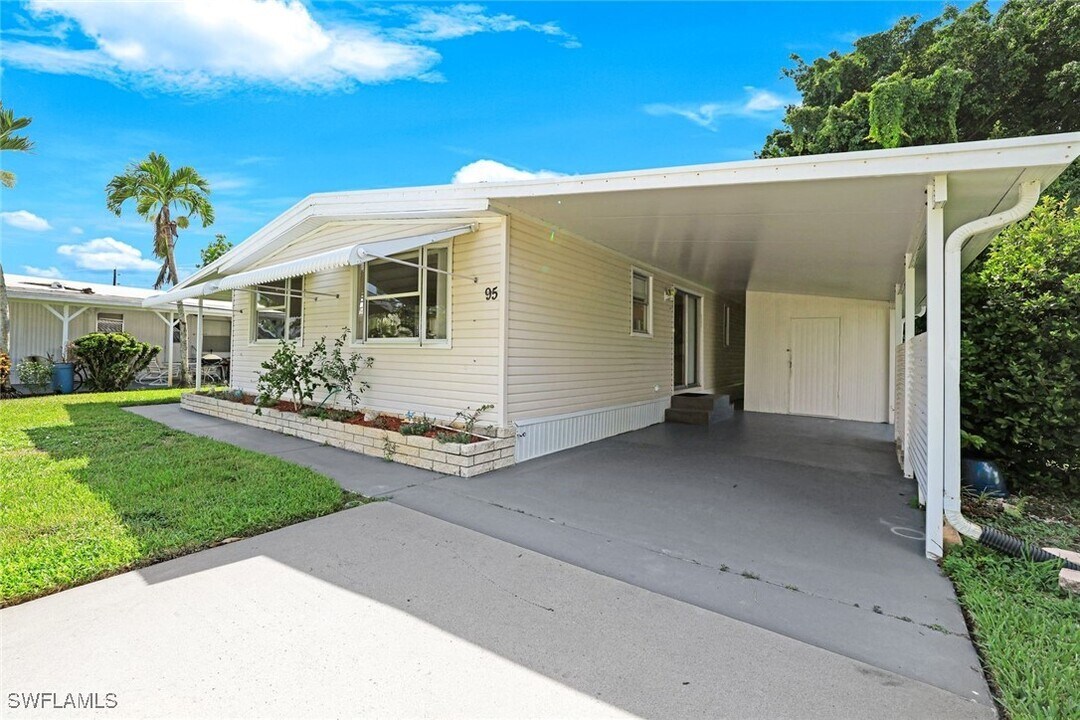 95 Lemans Dr in Naples, FL - Building Photo