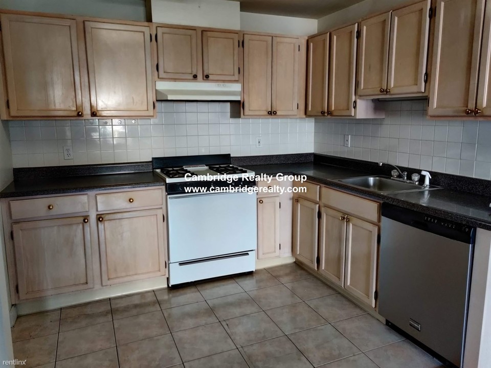 2016 Massachusetts Ave-Unit -Apt 23 in Cambridge, MA - Building Photo