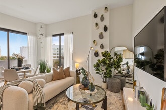 Lumaire West Palm Beach in West Palm Beach, FL - Foto de edificio - Interior Photo
