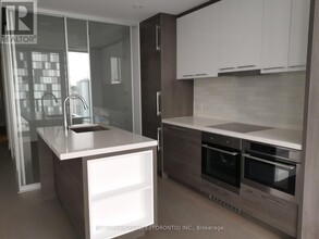 488-2488 University Ave in Toronto, ON - Building Photo - Building Photo