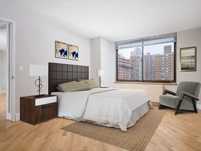 175 E 96th St in New York, NY - Foto de edificio - Building Photo