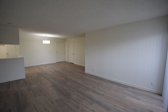 7032 Remmet Ave in Los Angeles, CA - Foto de edificio - Building Photo