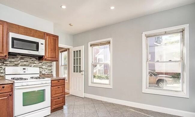 28 Moreland St in Somerville, MA - Building Photo - Building Photo
