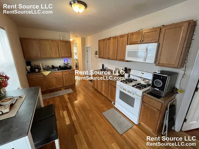15 Sargent Ave, Unit 1 in Somerville, MA - Foto de edificio - Building Photo