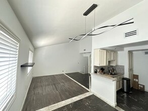 11014 Arminta St in Sun Valley, CA - Foto de edificio - Building Photo