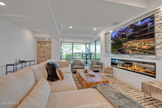 7117 E Rancho Vista Dr in Scottsdale, AZ - Building Photo - Building Photo