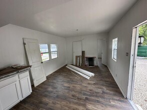 3632 SW Military Dr in San Antonio, TX - Building Photo - Building Photo