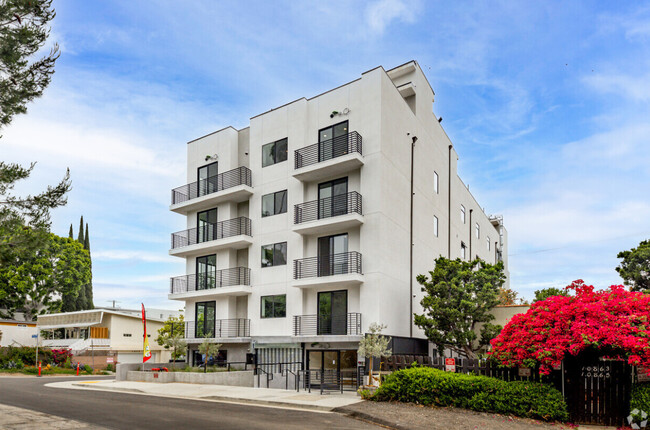 10867 Fruitland Dr in Studio City, CA - Foto de edificio - Building Photo