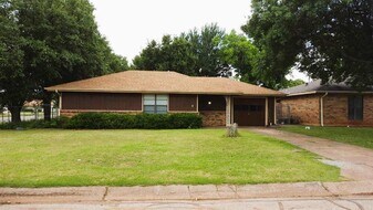 3001 Stearns Ave in Wichita Falls, TX - Building Photo