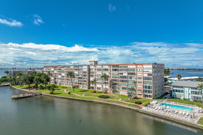 Shore Crest in South Pasadena, FL - Building Photo - Building Photo