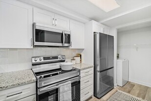 Cortland Kings Meadow in Miami, FL - Building Photo