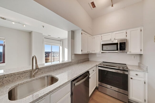 2400 Clarendon Blvd in Arlington, VA - Building Photo - Building Photo