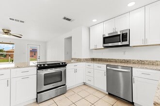 1057 Tropical Ave NW in Port Charlotte, FL - Foto de edificio - Building Photo