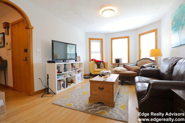 33 Claymoss Rd, Unit 2 in Boston, MA - Foto de edificio - Building Photo