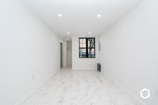 93-04 177th St in Queens, NY - Building Photo
