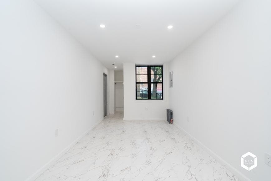 93-04 177th St in Queens, NY - Building Photo