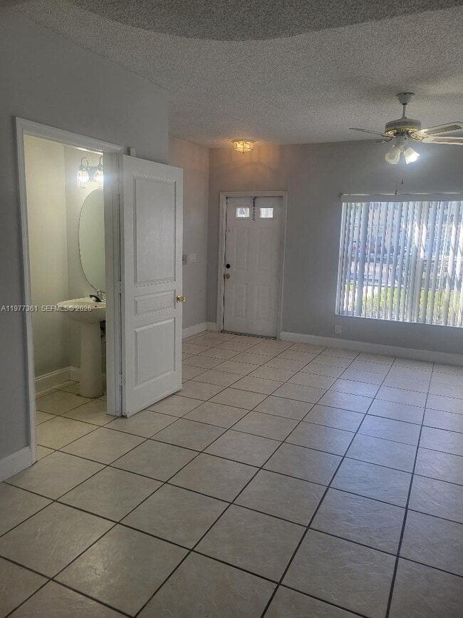 48 Key W Ct in Weston, FL - Building Photo - Building Photo