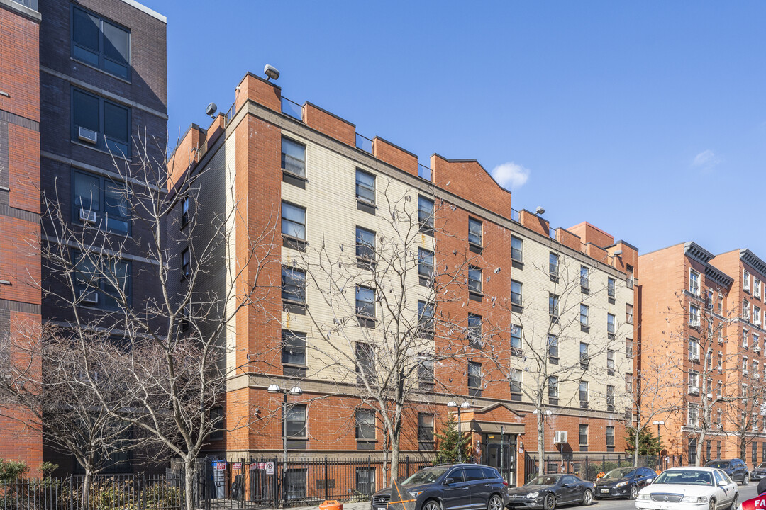 744 Rockaway Avenue in New York, NY - Building Photo