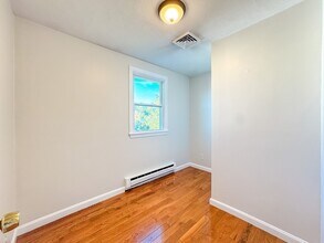 74 Dunboy St in Boston, MA - Foto de edificio - Building Photo