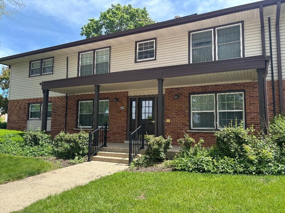 209 Washington Square in Elk Grove Village, IL - Building Photo