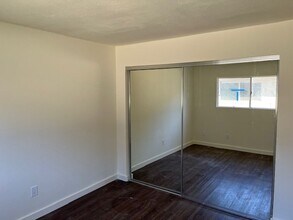 33072 Esther St-Unit -Unit B in Lake Elsinore, CA - Foto de edificio - Building Photo