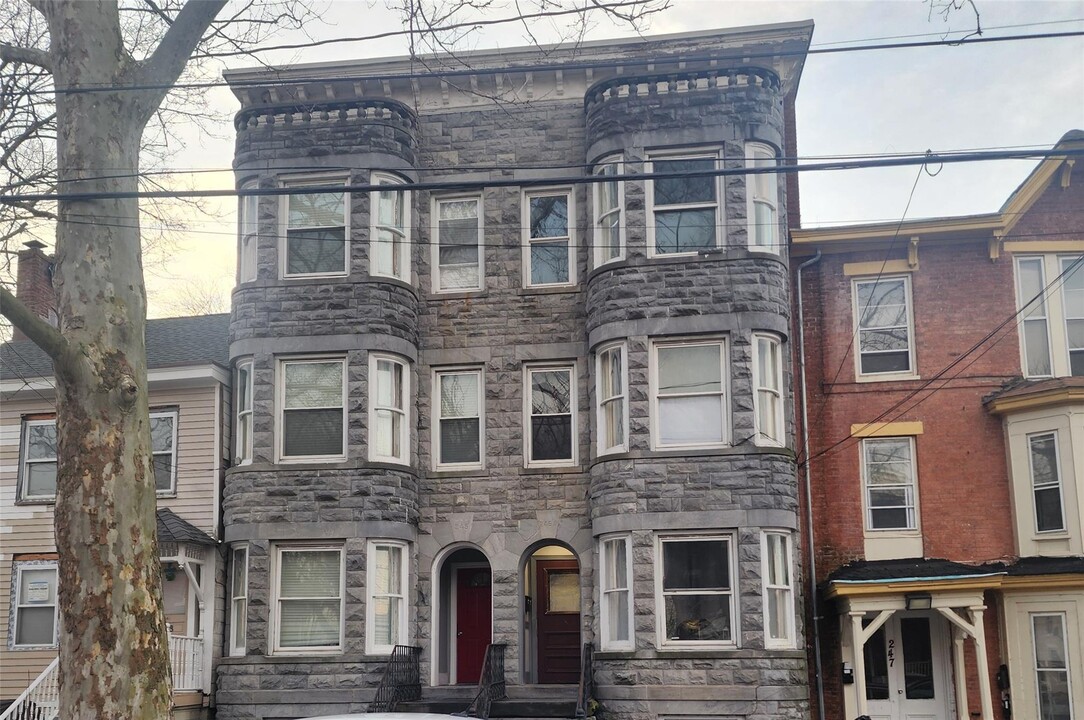 245A Grand St in Newburgh, NY - Foto de edificio